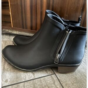 Ladies 11 black Lucky Brand Basel H2O Chelsea rubber side zip rain booties